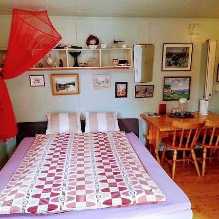 Summer Bedroom, Outside Toilet, Shower, Kitchen. 120 M From Sandbach. Bräcke Exteriör bild